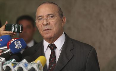Coordenador da transição, o ministro da Casa Civil, Eliseu Padilha, fala à imprensa, no Palácio do Planalto.