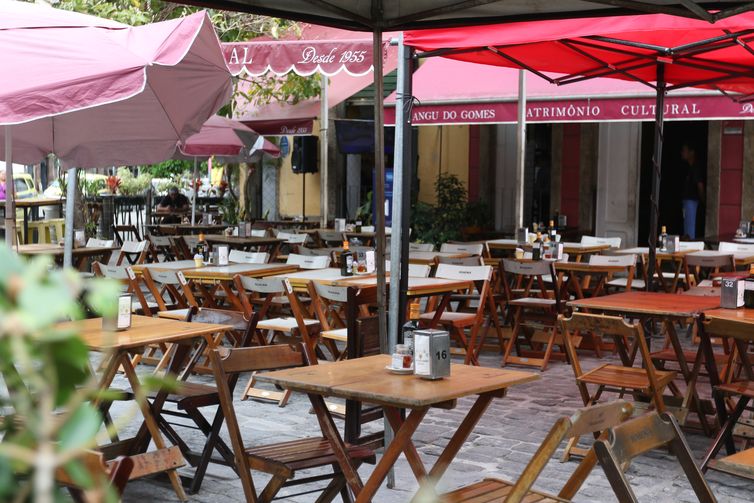 Open restaurant in the city center.  IBGE publishes Annual Services Survey (PAS) for 2020.