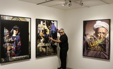 O fotógrafo e videoartista Arthur Omar realiza a exposição Retorno à Imagem: Afeganistão, no Sesc Copacabana, com sobreposições de imagens de sua viagem ao país 20 anos atrás.