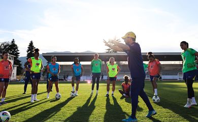 Arthur Elias comanda treino da seleção em Grenoble, antes de amistoso contra a França - em 25/-06/2025