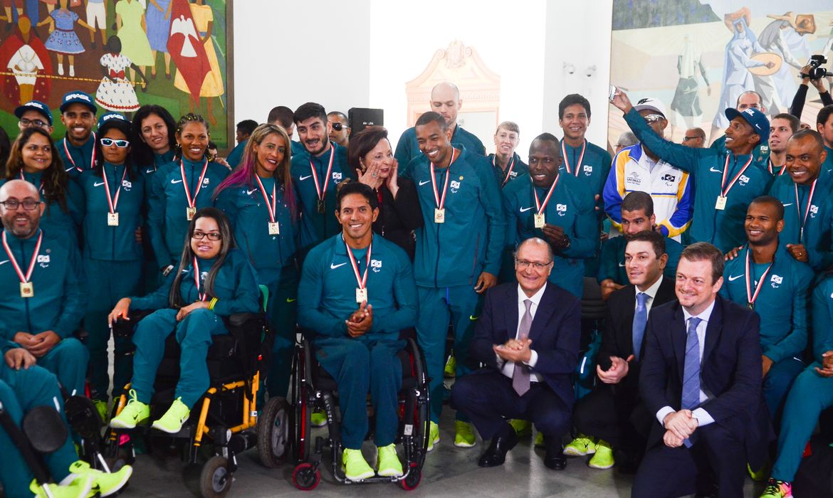 São Paulo - Atletas paralímpicos paulistas e do Time São Paulo receberam medalhas do mérito esportivo do governador Geraldo Alckmin, no Palácio dos Bandeirantes (Rovena Rosa/Agência Brasil)