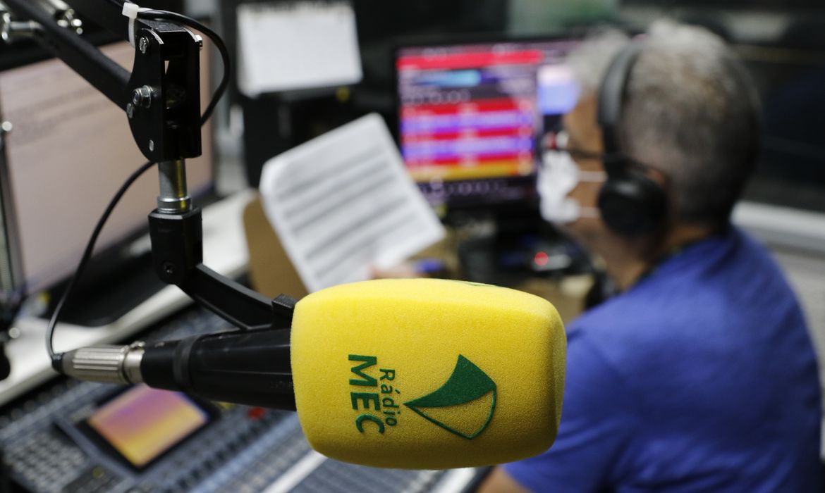 Equipamentos da Rádio MEC nos estúdios da Empresa Brasil de Comunicação - EBC, no Rio de Janeiro