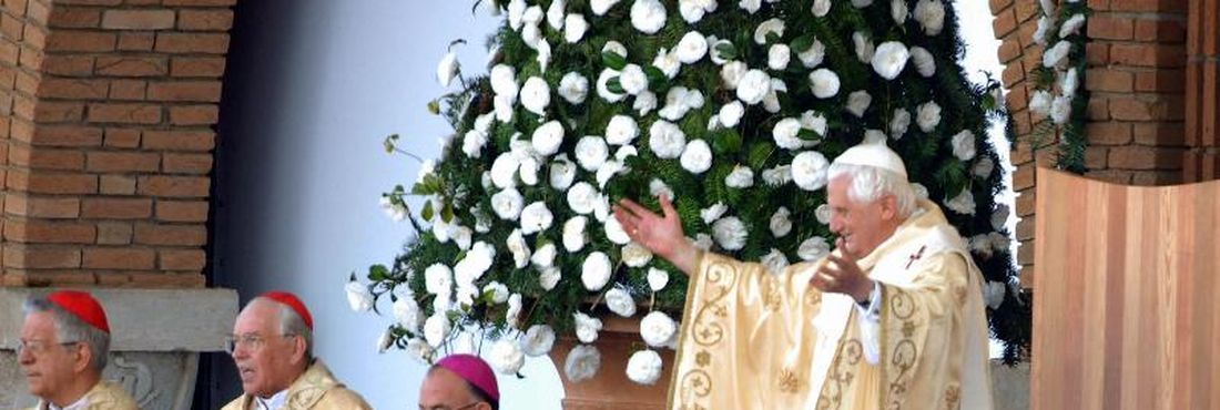Papa Bento XVI celebra missa em palco armado em frente à basílica de Nossa Senhora Aparecida, em Aparecida (SP)