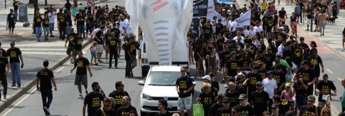 Policiais no Rio levaram elefante inflável