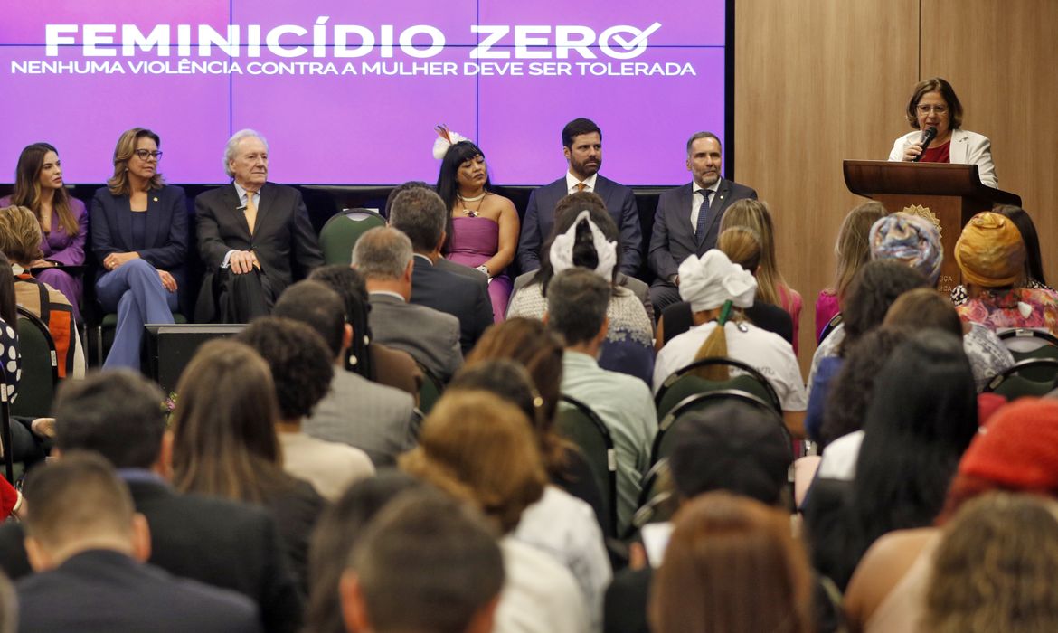 Brasília (DF), 25/03/2025 - Ministra das Mulheres Cida Gonçalves fala durante cerimônia de lançamento do pacote de ações para acesso à justiça, prevenção e enfrentamento às violências contra a mulher. Foto: Bruno Peres/Agência Brasil