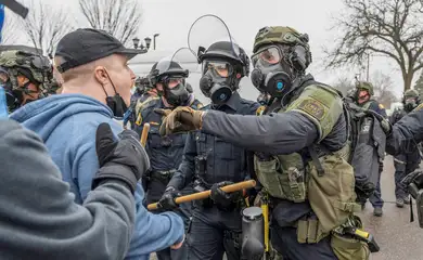 Manifestante encara agentes após operação de imigração federal em residência em St. Paul, Minnesota, EUA
25 de novembro de 2025
REUTERS/Tim Evans