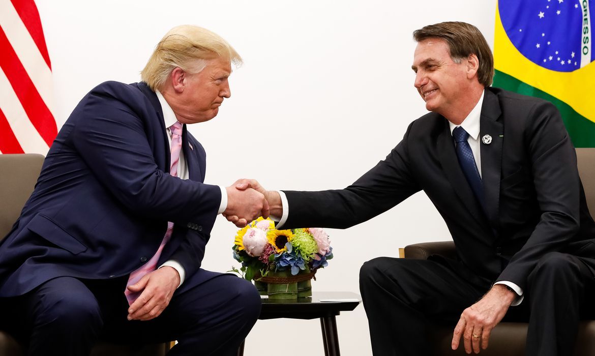 Jair Bolsonaro cumprimenta Donald Trump