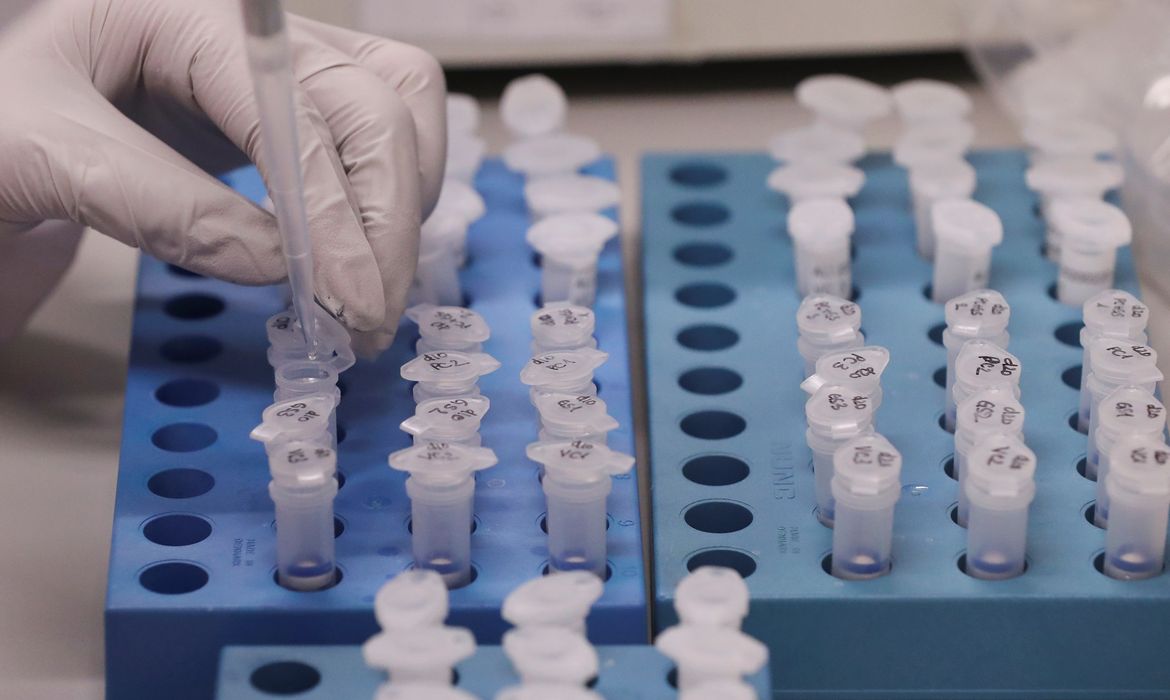 Os cientistas trabalham em um laboratório de nível 2 de bio-segurança no Instituto Rega de Pesquisa Médica da KU Leuven que atualmente está realizando pesquisas para encontrar tratamento contra o coronavírus em Leuven, Bélgica
