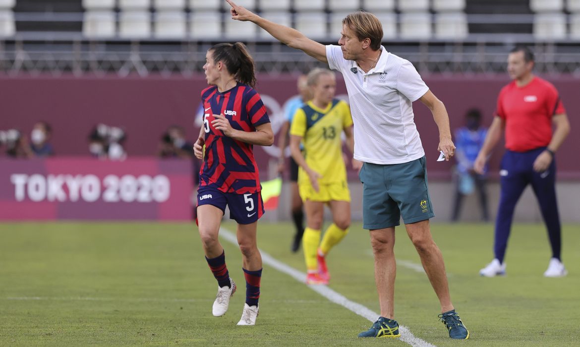 Técnico da seleção feminina de futebol da Austrália, Tony Gustavsson, durante partida contra os Estados Unidos na Olimpíada de Tóquio