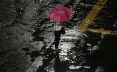 Chuvas na área central do Rio de Janeiro estão associadas à aproximação de frente fria com previsão de reduzir temperaturas na região sudeste.