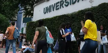 Candidatos chegam para o primeiro dia de provas do Exame Nacional do Ensino Médio (Enem), na Universidade Santa Úrsula, em Botafogo.