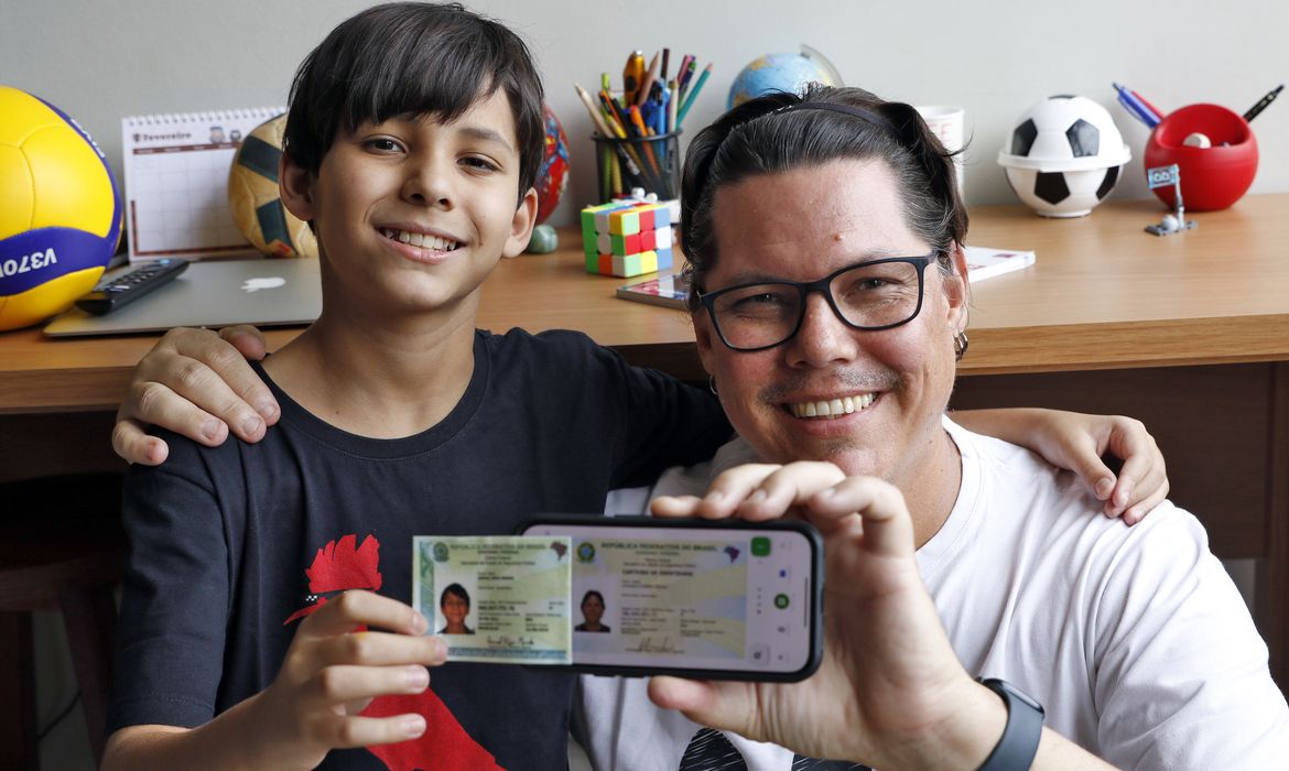 Brasília (DF), 10/02/2025 - Samuel Veiga Mendes e o seu pai Leonardo Mendes mostrram Nova Carteira de Identidade Nacional. Foto: Bruno Peres/Agência Brasil