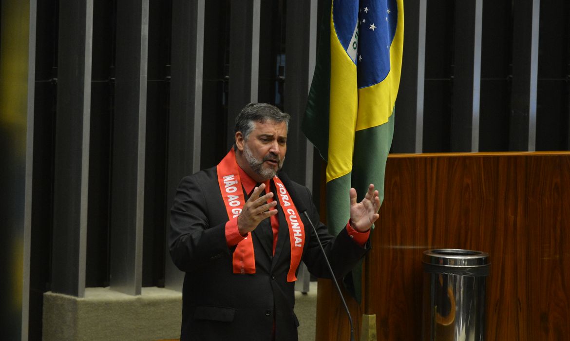 Brasília - Deputado Paulo Pimenta do PT durante discussão do processo de impeachment de Dilma, no plenário da Câmara (Antonio Cruz/Agência Brasil)