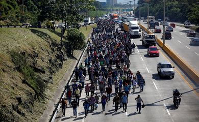 Caravana de imigrantes parte de El Salvador rumo aos Estados Unidos. 