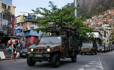 Rio de Janeiro - Militares fazem operação na favela da Rocinha após guerra entre quadrilhas rivais de traficantes pelo controle da área (Fernando Frazão/Agência Brasil)