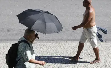 Rio de Janeiro (RJ), 26/12/2025 – Pessoas se protegem do sol no centro da cidade em dia de calor no Rio de Janeiro. Foto: Fernando Frazão/Agência Brasil