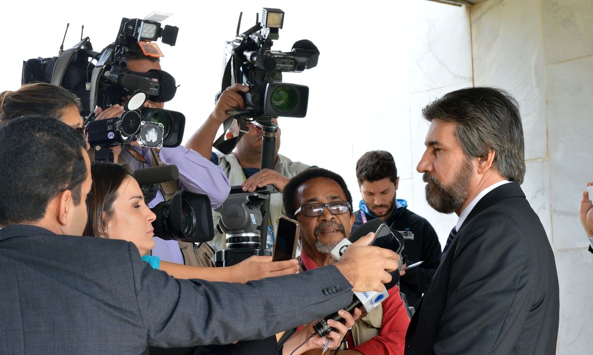 Brasília - Senador Valdir Raupp (PMDB-RO) fala à imprensa ao chegar na Vice-Presidência para encontro com Michel Temer (Antonio Cruz/Agência Brasil)