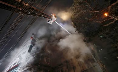 Incêndio em prédio em Daca
 29/2/2024   REUTERS/Mohammad Ponir Hossain