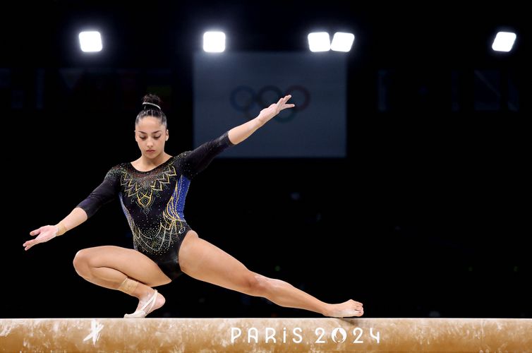 Paris 2024 Olympics - Artistic Gymnastics - Women&#039;s Qualification - Subdivision 5 - Bercy Arena, Paris, France - July 28, 2024. Julia Soares of Brazil in action on the balance beam. REUTERS/Amanda Perobelli