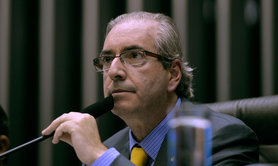 O presidente da Câmara, Eduardo Cunha, durante sessão plenária destinada a analisar a Medida Provisória 664, que altera as regras para concessão de pensão por morte e auxílio-doença (Wilson Dias/Agência Brasil)