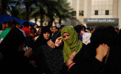Women mourn the Palestinians killed during Israeli strikes, amid the ongoing conflict between Israel and Palestinian Islamist group Hamas, at a hospital, in Khan Younis in the southern Gaza Strip, November 3, 2023. REUTERS/Mohammed Salem