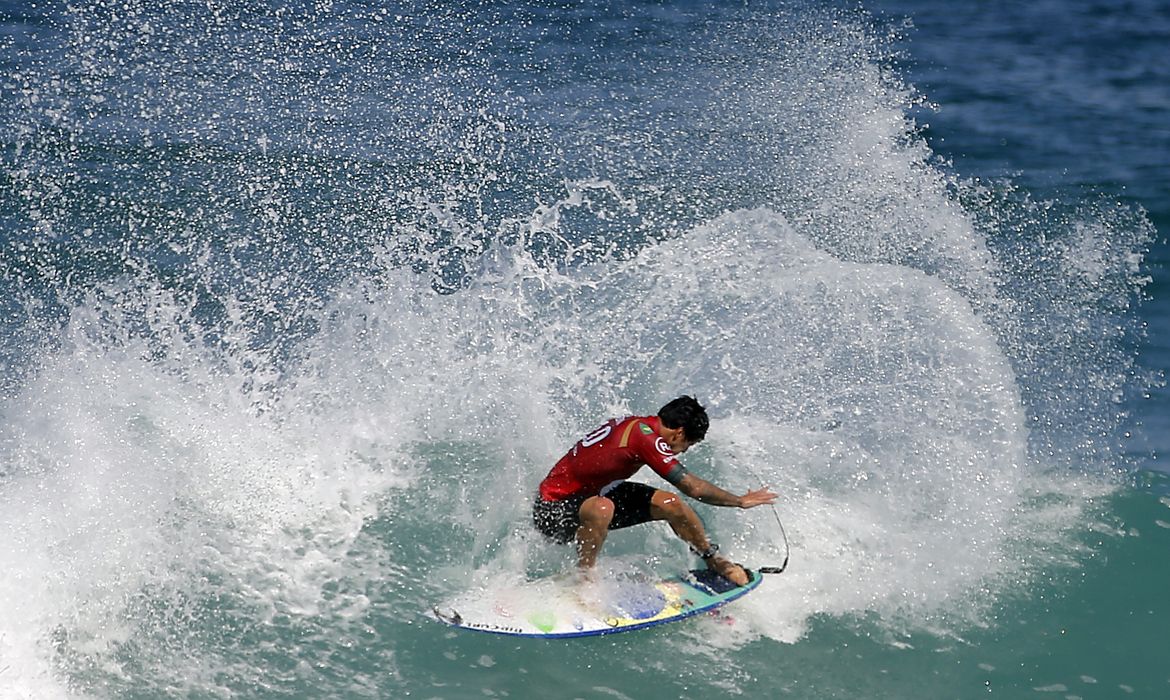 O surfista brasileiro Gabriel Medina compete na etapa brasileira da Liga Mundial de Surfe, na praia de Itaúna, em Saquarema, Rio de Janeiro.