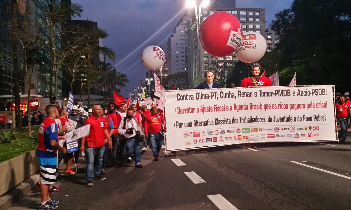 Manifestação contra o ajuste fiscal na Avenida Paulista