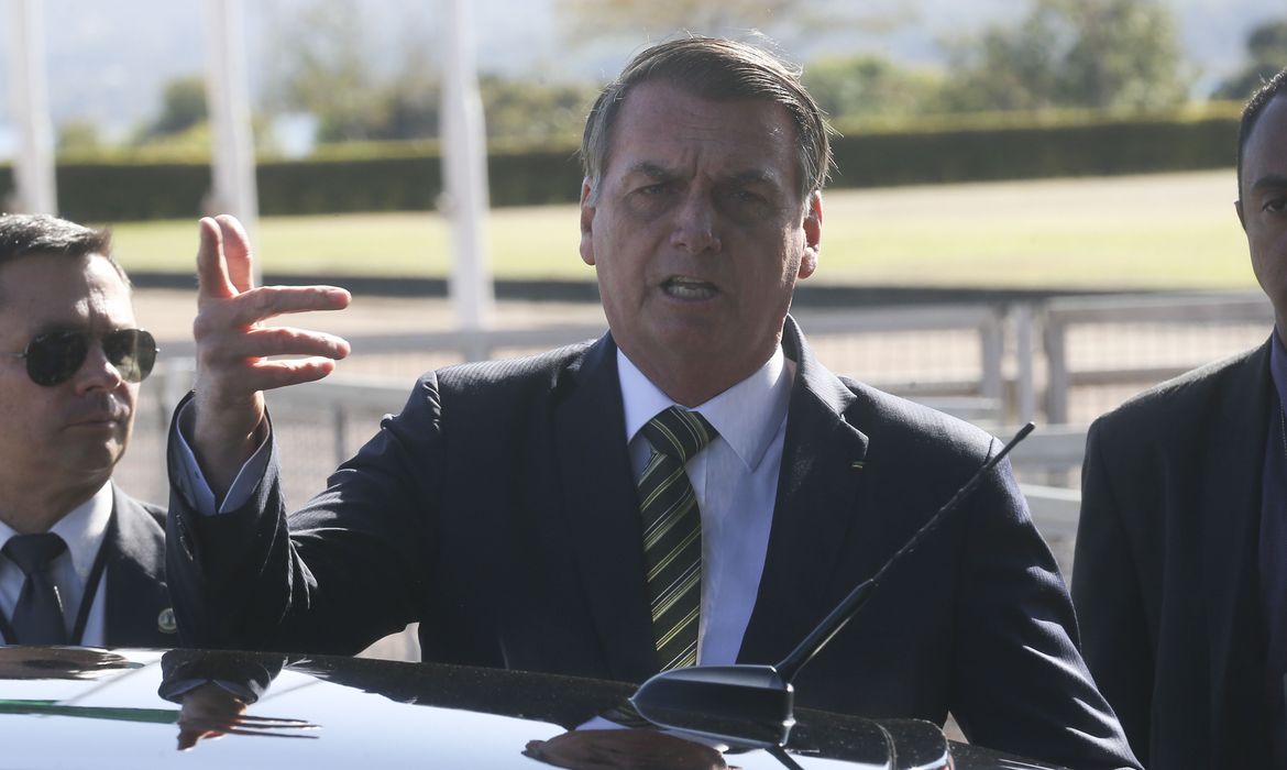 O Presidente Jair Bolsonaro fala com a imprensa ao deixar o Palácio da Alvorada.
