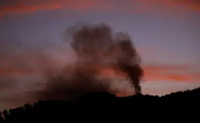 Smoke rises near Fort Tiuna, after U.S. President Donald Trump said the U.S. has struck Venezuela and captured its President Nicolas Maduro, in Caracas, Venezuela, January 3, 2026.  REUTERS/Leonardo Fernandez Viloria