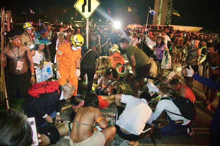 Brasília (DF) 10/04/2025 - Indígenas são socorridos por bombeiros após confusão em manifestação em frente ao Congresso Nacional. Foto: apiboficial/Instagram