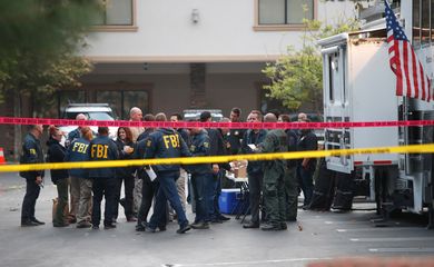 Agentes do FBI em frente ao bar Borderline, em Thousand Oaks, na Califórnia, onde um atirador matou 12 pessoas nesta quinta-feira