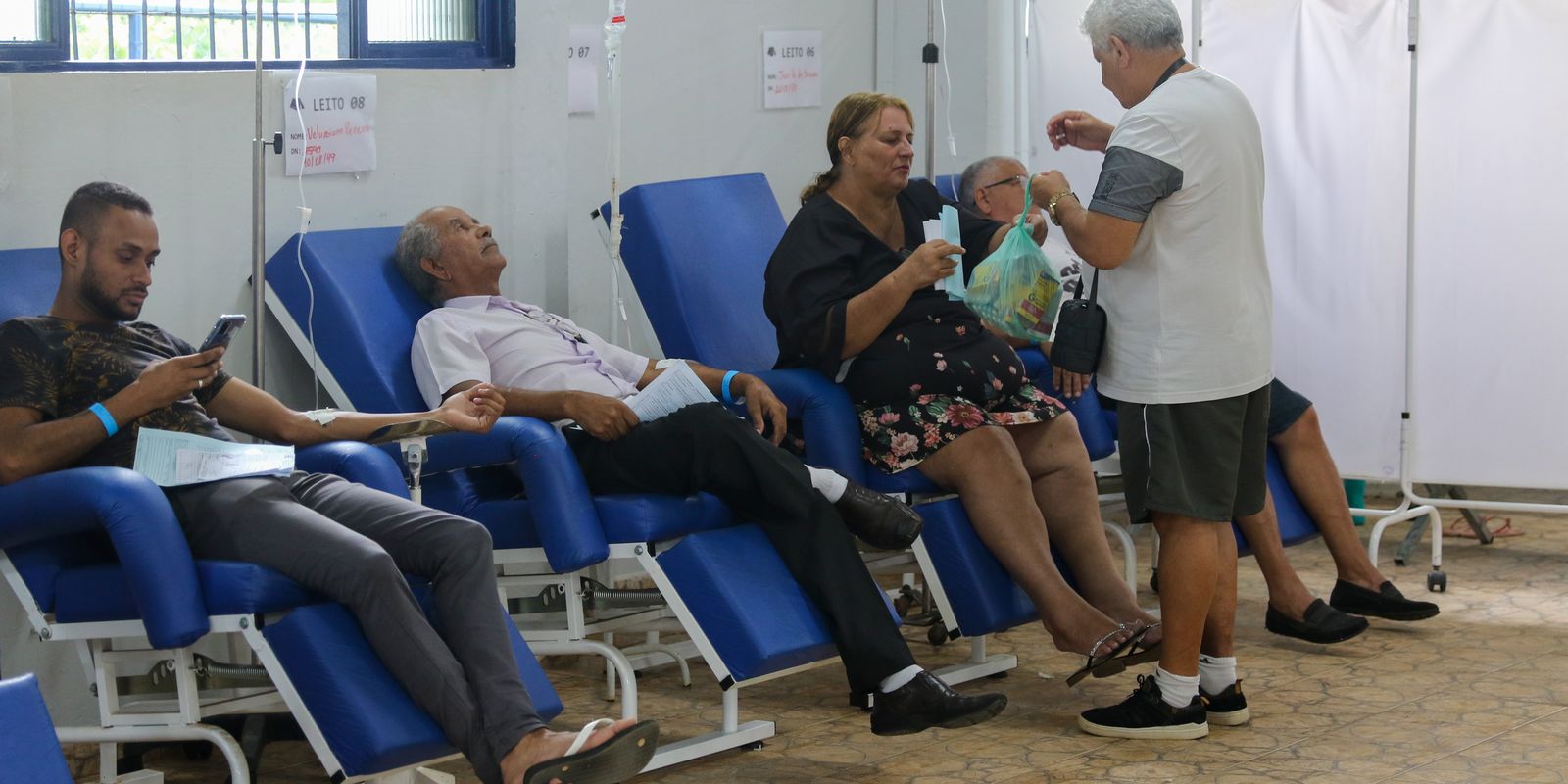 Entenda a diferença dos sintomas de dengue e de covid-19