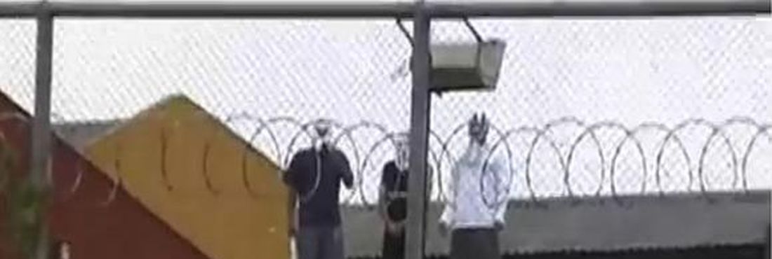 Detentos fizeram 13 agentes e 20 presos reféns