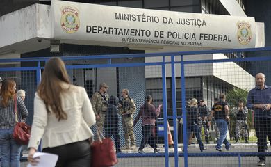 Curitiba - No primeiro dia útil após a prisão do ex-presidente Lula, o serviço de emissão de passaporte, na sede da Polícia Federal, funcionou normalmente (Marcello Casal Jr/Agência Brasil)cia Brasil)