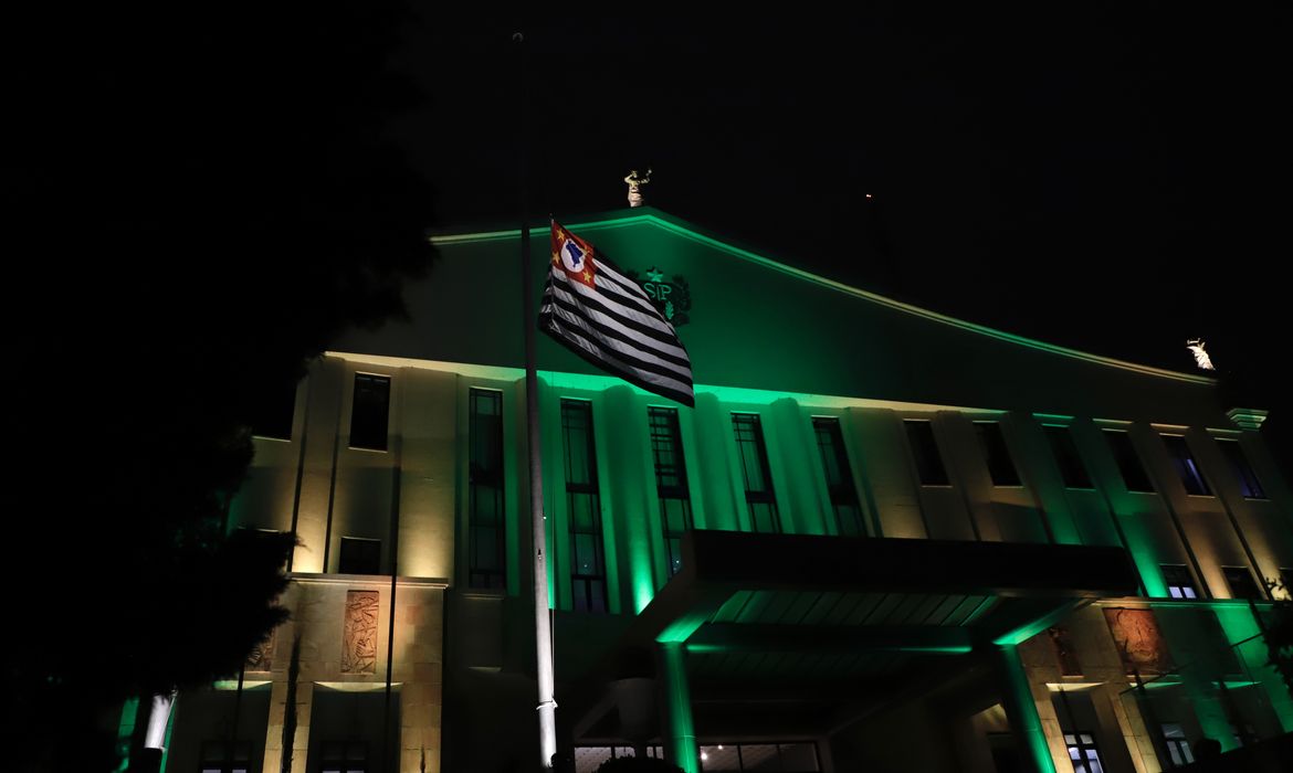 Fachada do Prédio dos Bandeirantes iluminada em homenagem ao Rei Pelé