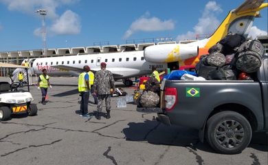 Homens da Força Nacional de Segurança Pública embarcam para a cidade de Pemba, em Moçambique, atingida pelo ciclone Kenneth.
