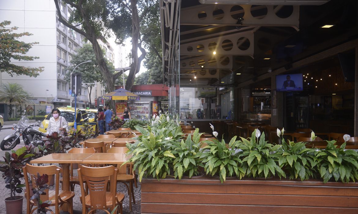 Lanchonetes, bares e restaurantes do Rio de Janeiro reabrem  com restrição de horário, lotação e distância entre mesas.