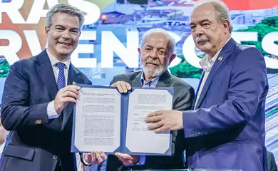 São José dos Campos (SP), 19.07.2024 - Presidente da República, Luiz Inácio Lula da Silva, durante cerimônia de anúncio de investimentos para execução de obras e intervenções na Via Dutra e Rio-Santos, no Hotel Nacional Inn. Na foto (da esquerda para a direita): CEO do Grupo CCR, Miguel Setas; Presidente da República, Luiz Inácio Lula da Silva e Presidente do BNDES, Aloizio Mercadante.. Foto: Ricardo Stuckert/PR