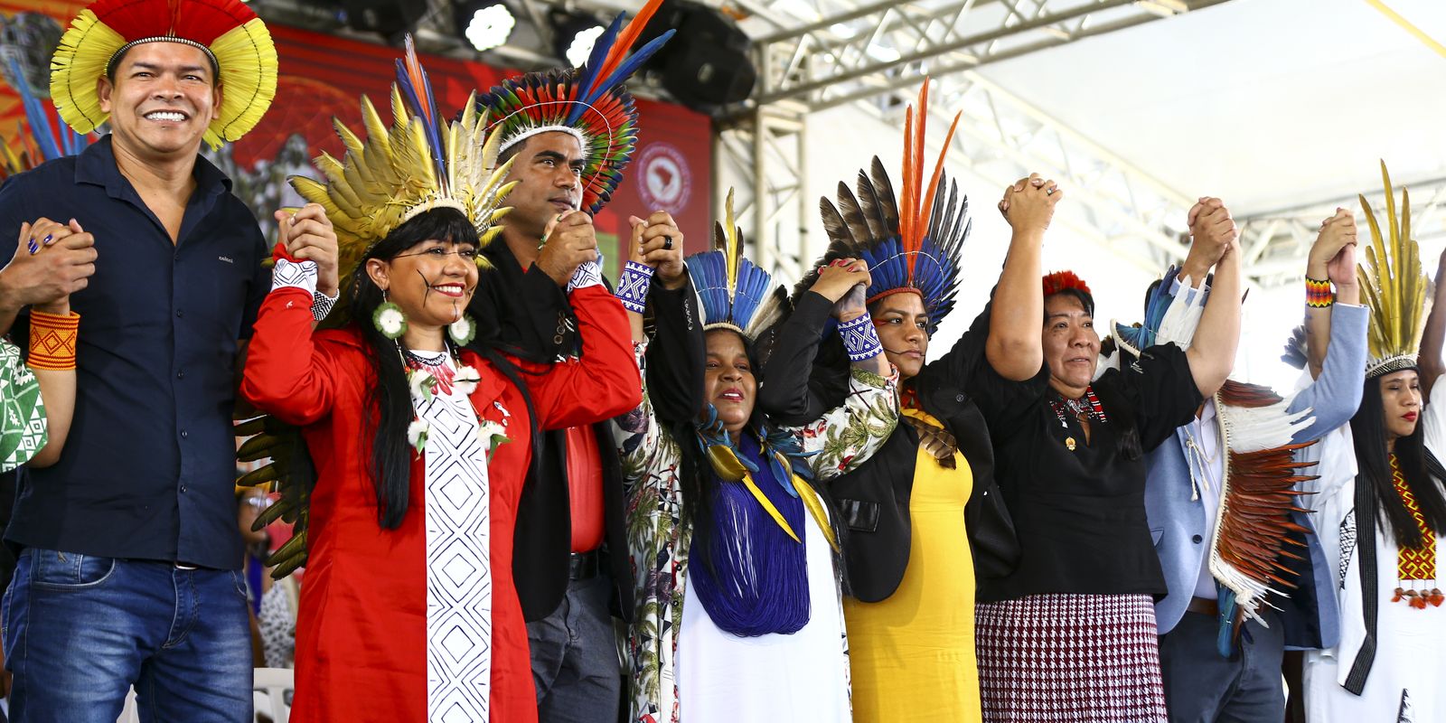 Jovens indígenas resistem a tentativas de apagar a sua cultura