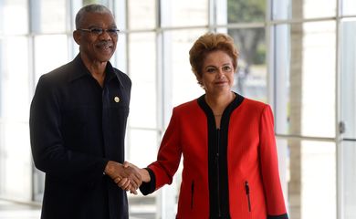 Na 48ª Cúpula dos Chefes de Estado do Mercosul e Estados Associados a presidenta Dilma Rousseff, recebe o presidente da Guiana, David Granger (Wilsom Dias/Agência Brasil)