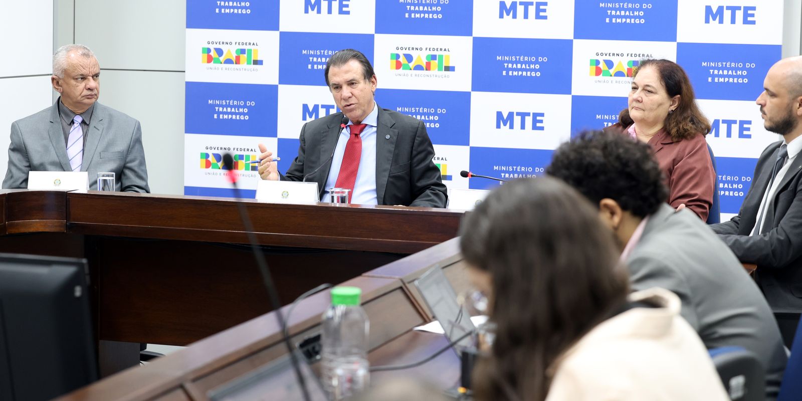 Brasil registra saldo de mais de 257 mil novos empregos em abril Brasil registra saldo de mais de 257 mil novos empregos em abril