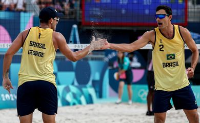 2024.08.04 - Jogos Olímpicos Paris 2024 - Vôlei de praia masculino - George (camisa 1) e André (camisa 2) enfrentam os alemães Wickler e Ehlers nas oitavas de final - Foto: Miriam Jeske/COB