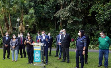 O prefeito Marcelo Crivella recebeu representantes dos clubes de futebol do Rio nos jardins do Palácio da Cidade