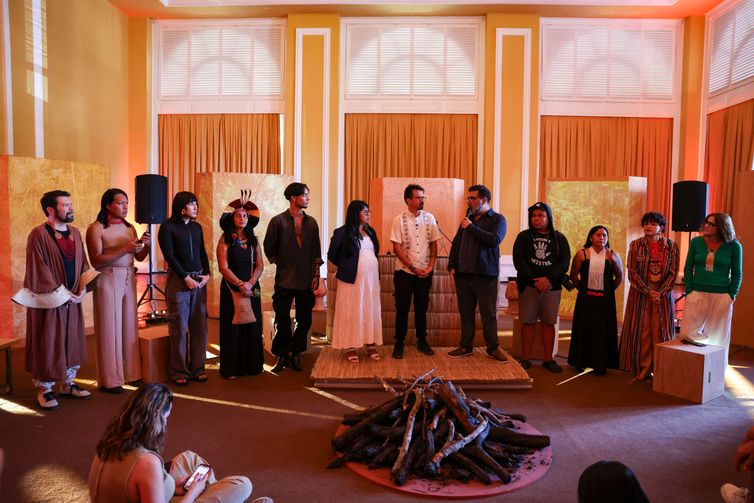 Petrópolis (RJ), 23/08/2025 – Artistas e curadores durante abertura da exposição Insurgências Indígenas – Arte, Memória e Resistência, no Sesc Quitandinha, em Petrópolis. Foto: Tomaz Silva/Agência Brasil
