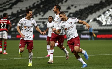 Com gol na reta final do jogo, Fluminense bate Flamengo em São Paulo