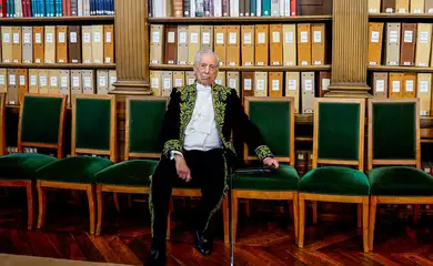 FILE PHOTO: Mario Vargas Llosa, Peruvian writer and Nobel Prize winner, dressed in the traditional attire of French Academicians with his ceremonial epee, poses in the library of the Institut de France before the ceremony during which he will be inducted into the Academie Francaise (French Academy) as an 'Immortal' member, in Paris, France, February 9, 2023.  REUTERS/Sarah Meyssonnier/File Photo