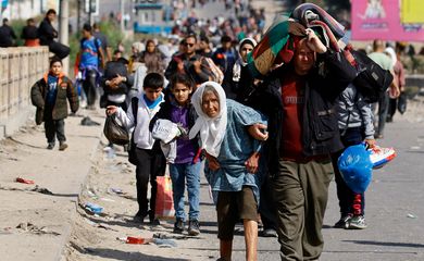 Palestinos deixam  norte da Faixa de Gaza em direção ao sul do enclave durante ataques israelenses na Faixa de Gaza
10/11/2023 REUTERS/Ibraheem Abu Mustafa