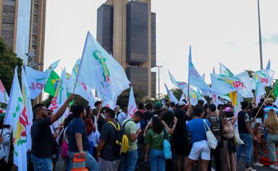 Brasília (DF), 14/07/2023 - Participantes do 59º Congresso da União Nacional dos Estudantes (UNE), fazem ato público denominado Menos Juros, Mais Educação, próximo ao Banco Central, em Brasília .Foto: Wilson Dias/Agência Brasil