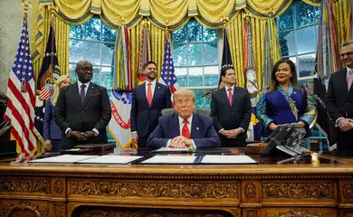 U.S. President Donald Trump, Secretary of State Marco Rubio and Vice President JD Vance meet Democratic Republic of the Congo's Foreign Minister Therese Kayikwamba Wagner and Rwanda's Foreign Minister Olivier Nduhungirehe in the Oval Office at the White House in Washington D.C., June 27, 2025. REUTERS/Ken Cedeno