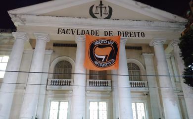 Bandeira antifascismo é colocada na UFF